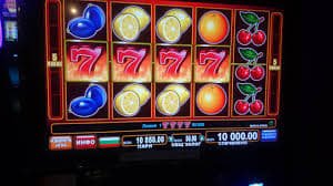 Meja roulette live casino mega168 dengan dealer langsung dan roda berputar real-time